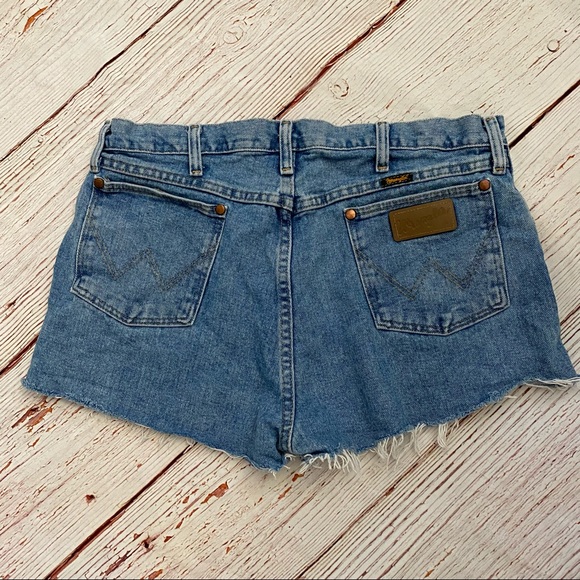 Distressed Wrangler cut off denim shorts - Picture 3 of 7